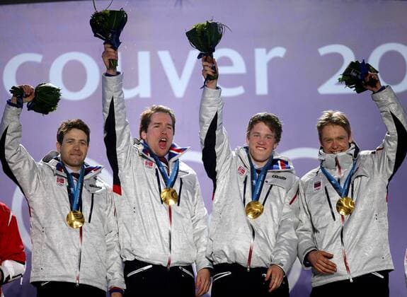 OLYMPIA - Olympische Winterspiele 2010 WHISTLER,KANADA,26.FEB.10 - DIVERS, OLYMPIA, BIATHLON - Olympische Winterspiele Vancouver 2010, 4x7,5km Staffel der Herren, Medaillenvergabe, Siegerehrung. v.li.:Ole Einar Bjoerndalen, Emil Hegle Svendsen, Tarjei Boe und Halvard Hanevold (NOR). Keywords: Medaille.  o0 Olympiasieg Sieg Siegerehrung Medaille Gold Objekte Freude