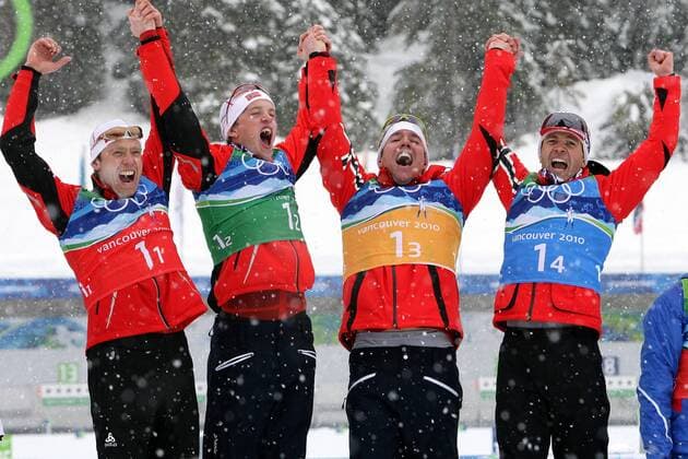 OLYMPIA - Olympische Winterspiele 2010 WHISTLER,KANADA,26.FEB.10 - DIVERS, OLYMPIA, BIATHLON - Olympische Winterspiele Vancouver 2010, 4x7,5km Staffel der Herren, flower ceremony, Siegerehrung v.li.:Halvard Hanevold, Tarjei Boe, Emil Hegle, Svendsen und Ole Einar Bjoerndalen (NOR).  o0 Olympiasieg Sieg Freude Jubel Siegerehrung