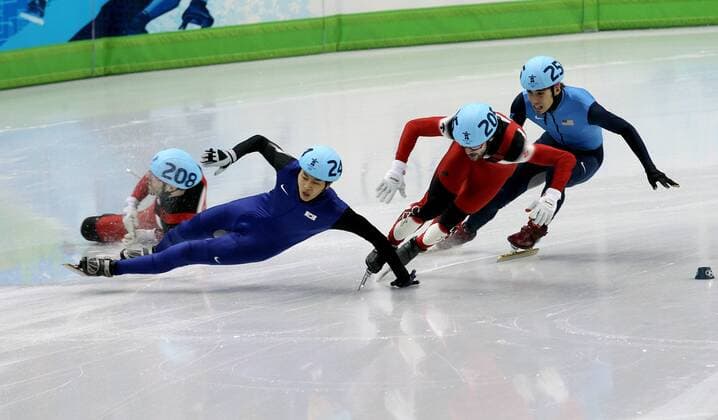 Vancouver , 260210 , Olympische Spiele Vancouver 2010 , Shorttrack , Finale 500m Männer Sturz kurz vor dem Ziel: Francois-Louis Tremblay (Kanada) , Si-Bak Sung (Korea) , Charles Hamelin (Kanada) und Apolo Ohno (USA), (L-R) o0 pessimistisch Sturz stürzen Pleiten Pech Pannen Mißgeschick