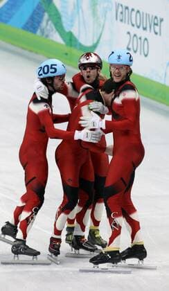 Vancouver , 260210 , Olympische Spiele Vancouver 2010 , Shorttrack , Finale 5000m Männer Staffel Charles Hamelin , Francois Hamelin , Olivier Jean und Francois-Louis Tremblay (Kanada) jubeln über den Sieg, L-R o0 Olympiasieg Sieg Freude Jubel