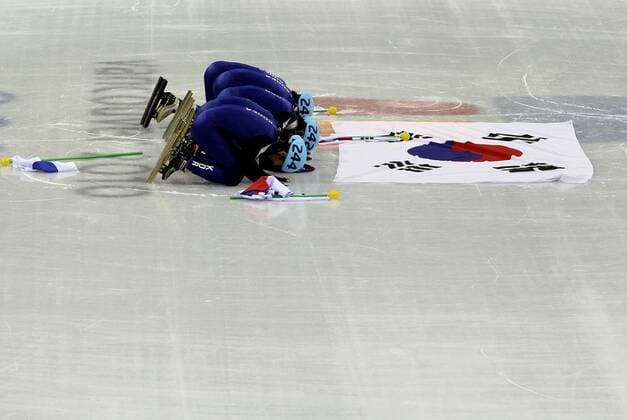 Vancouver , 260210 , Olympische Spiele Vancouver 2010 , Shorttrack , Finale 5000m Männer Staffel Yoon-Gy Kwak , Ho-Suk Lee , Jung-Su Lee und Si-Bak Sung (Korea) verneigen sich vor ihrer Landesflagge o0 Südkorea Jubel, Freude Fahne, Landesfahne Objekte Nationalstolz Verbeugung verbeugen
