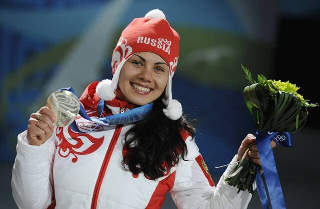 11, Russia s Ekaterina Ilyukhina celebrates winning the silvermedal during the medal ceremony for the womens snowboarding parallel giantslalom at the Vancouver 2010 Winter Olympics.  Premiumd Aufmacher RE0C9435 o0 Siegerehrung Medaille Silber Objekte Freude