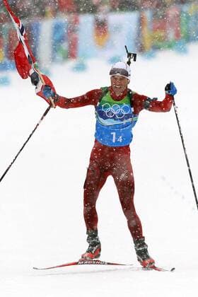 OLYMPIA - Olympische Winterspiele 2010 WHISTLER,KANADA,26.FEB.10 - DIVERS, OLYMPIA, BIATHLON - Olympische Winterspiele Vancouver 2010, 4x7,5km Staffel der Herren. Bild zeigt Ole Einar Bjoerndalen (NOR).  o0 Olympiasieg Sieg Freude Jubel Fahne, Landesfahne Objekte