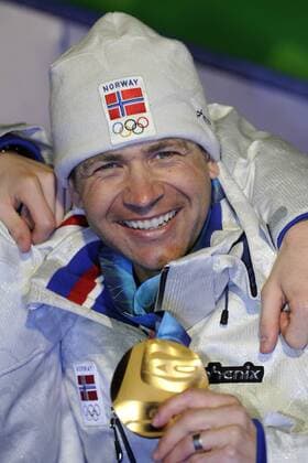Ole Einar BJOERNDALEN, NOR, präsentiert seine Goldmedaille, Porträt, Portrait, lächelt, Siegerehrung, Medal Ceremony, Medaille, Medaillen, Whistler Medal Plaza. Biathlon 4x7,5 km Staffel der Männer, Biathlon Relay Men, Team, Mannschaft o0 Olympiasieg Sieg Medaille Gold Objekte Freude