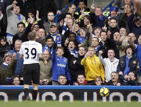 Manchester City s Craig Bellamy gets abuse from the Chelsea FC fans Barclays Premier League Chelsea v Manchester City 27th February, 2010 EDITORIAL USE ONLY. No use with unauthorised audio, video, data, fixture lists, club league logos or live services. Online in-match use limited to 120 images, no video emulation. No use in betting, games or single club league player publications. o0 Fan, Publikum, Zuschauerreaktion
