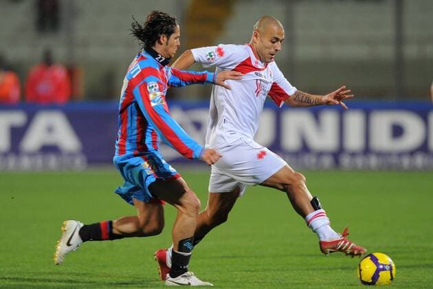 Catania 27 02 2010 - Serie A Catania Calcio (blau) vs AS Bari (weiß): Sergio Almiron (R) -Marco Biagianti 