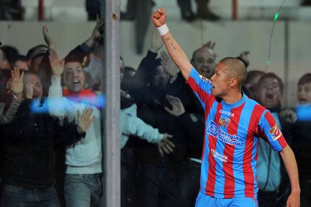 Catania 27 02 2010 - Serie A Catania Calcio (blau) vs AS Bari (weiß): Torjubel Takayuki Morimoto 