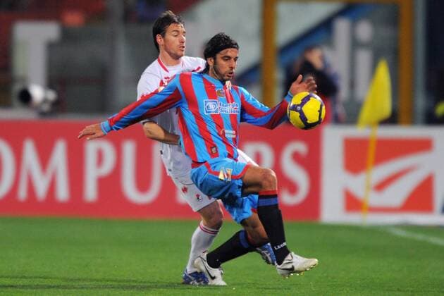 Catania 27 02 2010 - Serie A Catania Calcio (blau) vs AS Bari (weiß): Jorge Martinez (R) -Salvatore Masiello 