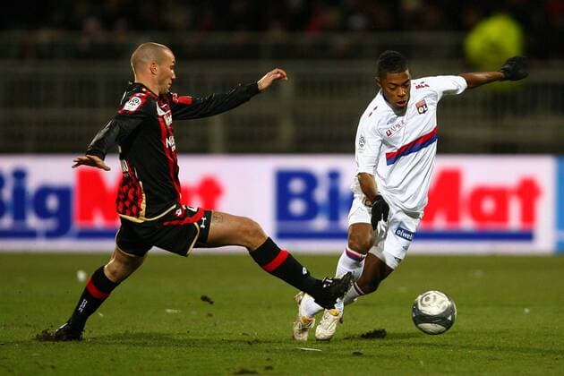 Olympique Lyon (weiß) vs OGC Nizza (schwarz): - Michel Bastos (OL) vs Didier Digard (OGC) - L1- Stade de Gerland - Lyon - 27-02-10 - EddyLEMAISTRE - 