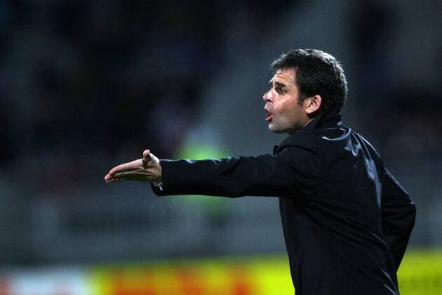 Olympique Lyon (weiß) vs OGC Nizza (schwarz): - Trainer Didier Olle Nicolle (OGC) - L1- Stade de Gerland - Lyon - 27-02-10 - EddyLEMAISTRE - 