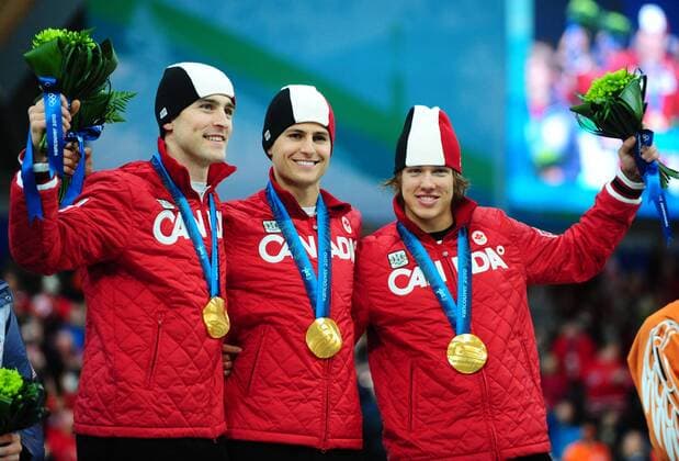 Canada s Mathieu Giroux, Lucas Makowsky and Denny Morrison (L to R) celebrate the gold medal s they earned in men s team pursuit speed skating at the Richmond Olympic Oval in Vancouver, Canada, during the 2010 Winter Olympics on February 27, 2010.  OLY2010022730 o0 Jubel Freude Goldmedaille Sieg, Sieger Olympiasieg o0 Teamwettbewerb