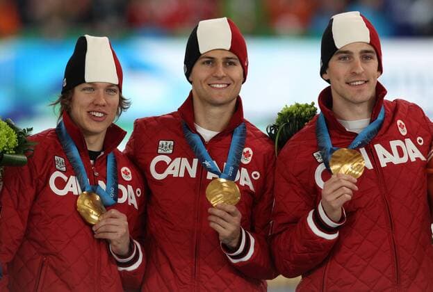 Richmond , 270210 , Olympische Spiele Vancouver 2010 , Eisschnelllauf Team Teamverfolgung Maenner, v.li. Mathieu Giroux , Lucas Makowsky und Denny Morrison (Kanada) mit Goldmedaille o0 Teamwettbewerb Gold Medaille