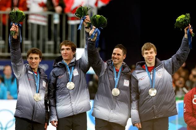 Richmond , 270210 , Olympische Spiele Vancouver 2010 , Eisschnelllauf Team Teamverfolgung Maenner, v.re. Brian Hansen , Chad Hedrick , Jonathan Kuck und Trevor Marsicano (USA) mit Silbermedaille o0 Teamwettbewerb Silber Medaille Jubel Freude