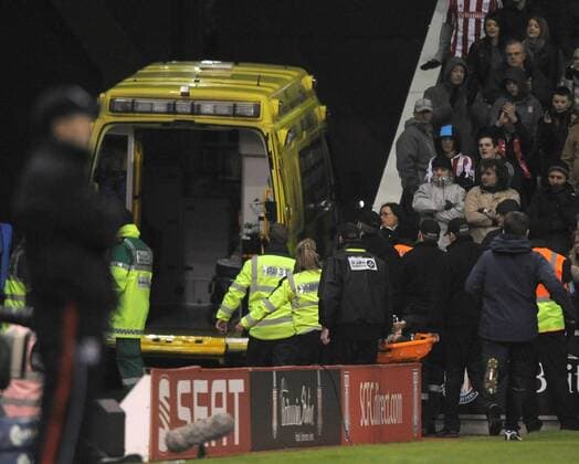 Aaron Ramsey of FC Arsenal is stretchered off straight into an ambulance Barclays Premier League Stoke City v FC Arsenal 27th February, 2010 EDITORIAL USE ONLY. No use with unauthorised audio, video, data, fixture lists, club league logos or live services. Online in-match use limited to 120 images, no video emulation. No use in betting, games or single club league player publications. o0 Abtransport Krankenwagen Arzt Erste Hilfe Sanitäter