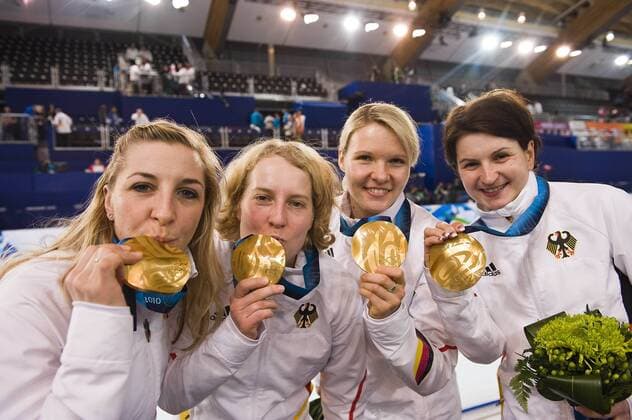 das deutsche Team mit von links Anni FRIESINGER-POSTMA, Katrin MATTSCHERODT, Stephanie BECKERT und Daniela ANSCHUETZ-THOMS, 1. Platz, Olympiasieger, Gewinner der Goldmedaille, winner, Sieger, jubeln, praesentieren ihre Medaillen, Eisschnelllaufen Speed Skating Mannschaftswettbewerb der Frauen Damen Ladies Team Pursuit, am 27.02.2010 XXI. Olympische Winterspiele 2010, vom 12.02. - 28.02.2010 in Vancouver Kanada. o0 Sieg, Sieger, Olympiasieg, Olympiasieger, gold Medaille, Goldmedaille, Jubel, Freude,