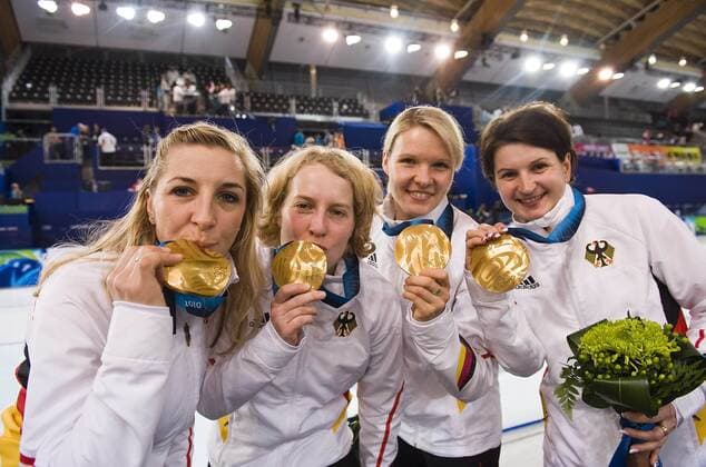 das deutsche Team mit von links Anni FRIESINGER-POSTMA, Katrin MATTSCHERODT, Stephanie BECKERT und Daniela ANSCHUETZ-THOMS, 1. Platz, Olympiasieger, Gewinner der Goldmedaille, winner, Sieger, jubeln, praesentieren ihre Medaillen, Eisschnelllaufen Speed Skating Mannschaftswettbewerb der Frauen Damen Ladies Team Pursuit, am 27.02.2010 XXI. Olympische Winterspiele 2010, vom 12.02. - 28.02.2010 in Vancouver Kanada. o0 Sieg, Sieger, Olympiasieg, Olympiasieger, gold Medaille, Goldmedaille, Jubel, Freude,