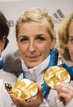 Anni FRIESINGER GER, präsentiert ihre Goldmedaille, Pressekonferenz , Winterspiele Vancouver 2010 - Mannschaftswettbewerb der Damen o0 Freude Sieg Olympiasieg Medaille Objekte Gold