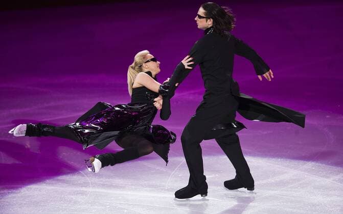 Oksana DOMNINA und Maxim SHABALIN, RUS, Aktion, Eiskunstlaufen Schaulaufen Exhibition Gala Presentation, am 27.02.2010 XXI. Olympische Winterspiele 2010, vom 12.02. - 28.02.2010 in Vancouver Kanada. o0 Paar, Paarlaufen o00 kurios Kostüm Kleidung Verkleidung Sonnenbrille, sunglasses