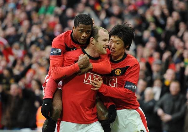 Manchester United (red) vs Aston Villa (white) - Carling Cup Final Wayne Rooney of Manchester United celebrates his goal with Park Ji-Sung (R) and Patrice Evra (L)  o00 Aufmacher Freude