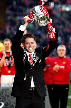 Michael Owen of Manchester United lifts the Carling Cup - Carling Cup Final, Aston Villa (white) vs. Manchester United (red) 28th February, 2010 EDITORIAL USE ONLY. No use with unauthorised audio, video, data, fixture lists, club league logos or live services. Online in-match use limited to 120 images, no video emulation. No use in betting, games or single club league player publications. o0 Ligapokal Manu Sieg Pokalsieger Trophäe Pokal Objekte Jubel Freude