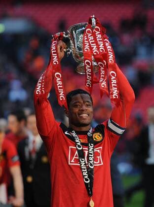 Manchester United (red) vs. Aston Villa (white), Carling Cup Final: Manchester United s Patrice Evra celebrates with the Carling Cup  o0 Ligapokal Manu Sieg Pokalsieger Pokal Trophäe Objekte Jubel Freude