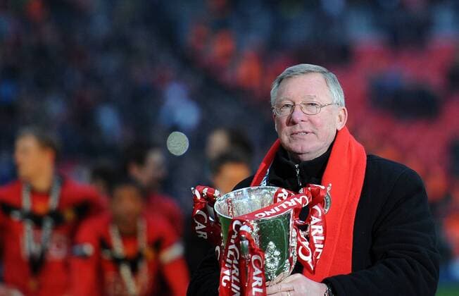 Manchester United (red) vs. Aston Villa (white), Carling Cup Final: Sir Alex Ferguson coach of Manchester United holds the Carling Cup  o0 Ligapokal Manu Sieg Pokalsieger Pokal Trophäe Objekte Jubel Freude