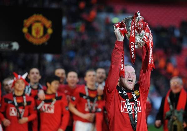 Manchester United (red) vs. Aston Villa (white), Carling Cup Final: Wayne Rooney of Manchester United celebrates with the Carling Cup  o0 Ligapokal Manu Sieg Pokalsieger Pokal Trophäe Objekte Jubel Freude