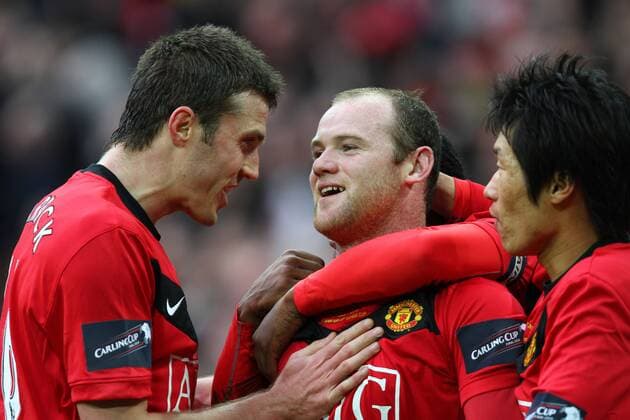 Carling Cup Final, Aston Villa (white) vs. Manchester United (red): Wayne Rooney (Manu) is congratulated by Michael Carrick (L) and Ji Sung Park after scoring the second Utd goal.  o0 Ligapokal Jubel Freude