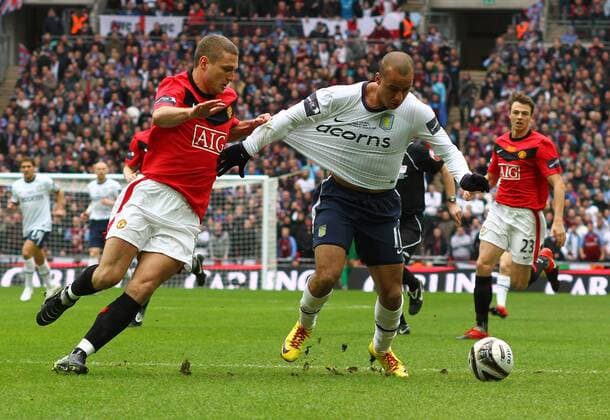 Carling Cup Final, Aston Villa (white) vs. Manchester United (red): Nemanja Vidic (Manu) pulls back Gabriel Agbonlahor (Villa) and gives away a penalty.  o0 Ligapokal Elfer Elfmeter Foulspiel, gefoult,