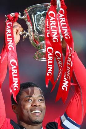 Carling Cup Final, Aston Villa (white) vs. Manchester United (red): Patrice Evra (Manu) with the trophy.  o0 Ligapokal Sieg Pokalsieg Trophäe Pokal Objekte Jubel Freude