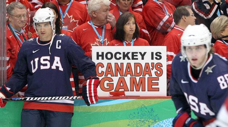Kanadischer Fan präsentiert ein Plakat: Hockey is Canada s Game - daneben befinden sich Jamie Langenbrunner (L) und Patrick Kane (beide USA) - ZUMAw51