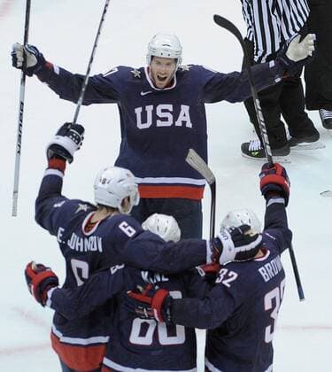 Feb. 28, 2010 - Vancouver - VANCOUVER, BC: FEBRUARY 28, 2010 -- Team USA s Ryan Kesler (17, center) celebrates his goal with teammates Erik Johnson (6, left), Patrick Kane (88, front center) and Dustin Brown (32, right) in the second period of the men s Olympic hockey final game at Canada Hockey Place on Day 17 of the 2010 Winter Olympic Games in Vancouver, BC February 28, 2010. --- - ZUMAw51 o0 Jubel Freude