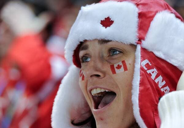Weiblicher Canada Fan  o0 Mütze Kopfbedeckung Gesichtsbemalung Objekte Zuschauer