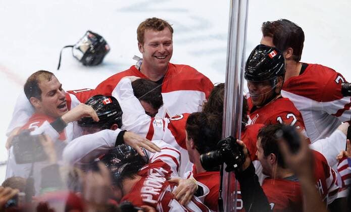 Players of Canada celebrate after the men s icehockey goldmedalgame against the United States at the 2010 Winter Olympic Games in Canada Hockey Place, Vancouver, Canada, Feb. 28, 2010. . (12)  o0 Olympiasieg Sieg Freude Jubel