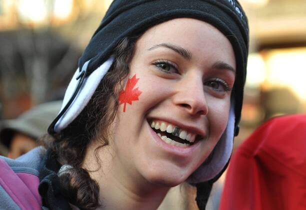A Canadian woman wears a fake took as she celebrates with others in the streets of Whistler after the Canadian ice hockey team defeated team USA 3-2, during the 2010 Vancouver Winter Olympics in Whistler, February 28, 2010.  OLY20100228327 o0 Zuschauer Fan Freude Bemalung Zahnlos Zahn
