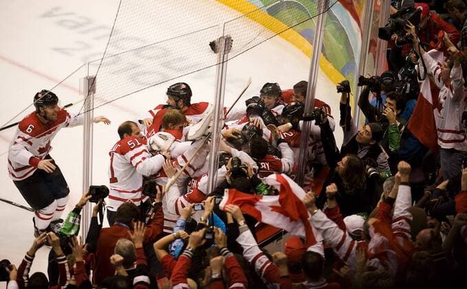 Feb. 28, 2010 - Vancouver, British Columbia, Canada - Olympics Men s Hockey - Canada celebrates beating the USA 3-2 in overtime and winning the goldmedal in Men s GoldMedal Hockey game at the 2010 Winter Olympic on February 28, 2010 in Vancouver, British Columbia. - ZUMAj89 o0 Jubel Freude Sieg, Sieger, Olympiasieg, Olympiasieger, Fan Zuschauer