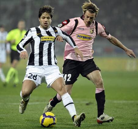 Diego (Juventus, li.) gegen Federico Balzaretti (Palermo) - Juventus Turin vs. US Palermo - giorgioxperottino