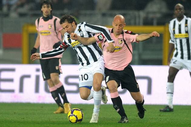 Juventus Turin (weiß) - US Palermo (rosa), Alessandro Del Piero (li.), Giulio Migliaccio 