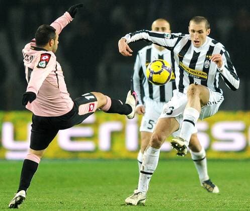 Juventus Turin (weiß) - US Palermo (rosa), Fabrizio Miccoli (li.), Giorgio Chiellini 