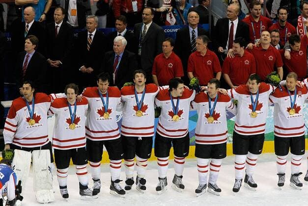 Olympian Eishockey Final Canada (white) vs. USA (blue) 3:2 . Canadaâ€™s team members pose with their medals during the medal ceremony after defeating the U.S. in their men s icehockey gold medal game at the Vancouver 2010 Winter Olympic Games. Canada won 3-2.  RE0C966E o0 Sieg Olympiasieg Jubel, Freude Siegerehrung Gold, Goldmedaille, Medaille