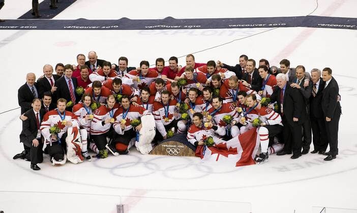 Siegerehrung, das kanadische Team mit ihren Goldmedaillen, 1. Platz Olympiasieger, USA - CAN Kanada 2:3 n. V., Finale, Goldmedalgame, der Herren Maenner, am 28.02.2010. XXI. Olympische Winterspiele 2010, in Vancouver Kanada. o0 Siegerehrung Gold, Goldmedaille, Medaille Sieg Olympiasieg Jubel Freude Siegerfoto o0 Mannschaftsfoto totale