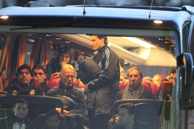 Trainer Diego Armando Maradona (li) und seine Mannschaft, im Bus , auf dem Weg zum Training Fussball Herren Fussball Argentinische Nationalmannschaft Training o00 Nationaltrainer Trainer