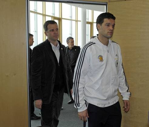 02.03.2010, Fussball : Pressekonferenz der deutschen Nationalmannschaft vor dem Länderspiel gegen Argentinien in München. Teammanager Oliver Bierhoff (li, Deutschland) und Michael Ballack (Deutschland) kommen zur PK in die Mercedes-Niederlassung München. o0 Funktionär