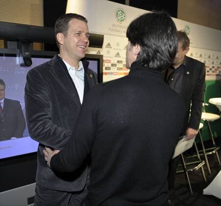 02.03.2010, Fussball : Pressekonferenz der deutschen Nationalmannschaft vor dem Länderspiel gegen Argentinien in München. Teammanager Oliver Bierhoff (Deutschland) begrüßt Bundestrainer Joachim Löw (re, Deutschland). o0 Nationaltrainer, Trainer Funktionär