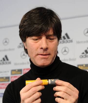 Fussball International, Deutsche Nationalmannschaft Deutscher Fussballbund, DFB 02.03.2010: Trainer Joachim Löw mit einer Cohiba ZIGARRE (GER)  o0 Trainer, Nationaltrainer Objekte o00 kurios Raucher Bundestrainer, Trainer, Nationaltrainer