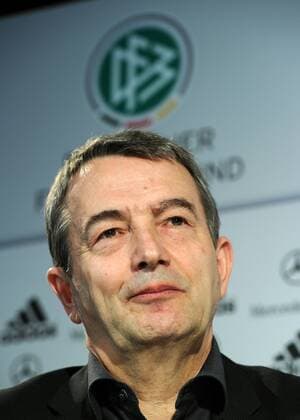 Fussball International, Deutsche Nationalmannschaft Deutscher Fussballbund, DFB 02.03.2010: Wolfgang Niersbach (GER)  o0 Funktionär Logo Emblem Verbandslogo Verbandsemblem