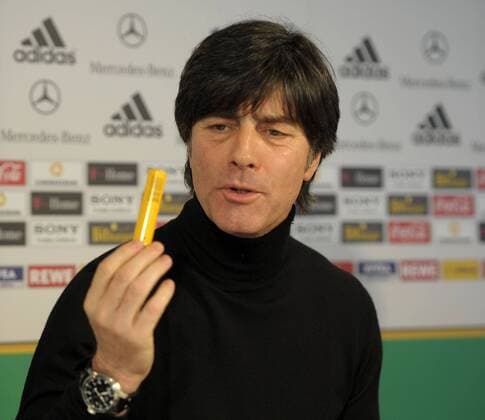 02.03.2010, Fussball : Pressekonferenz der deutschen Nationalmannschaft in München. Bundestrainer Joachim Löw (Deutschland) bringt zur PK eine Cohiba Zigarre mit, o0 Nationaltrainer, Trainer, Objekte