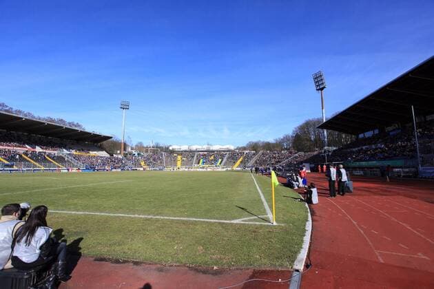 Fußball, Stadiongeschichte 1. FC Saarbrücken Regionalliga Süd West am Samstag (27.02.2010) 1. FC Saarbrücken. Im Bild: Ludwigsparkstadion, Heimspielstätte des 1. FC Saarbrücken o0 blauer Himmel