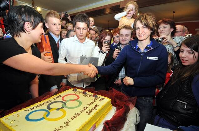 Martina Sablikova of Czech Republic who is welcomed in her hometown Velky Osek aftre returning from Olympics by her supporters on March 2, 2010. (CTKxPhoto AlexandraxMlejnkova)  CTKPhoto9201003020888901 o0 Empfang, Ankunft, privat, Fans, Kinder, Sieg, Sieger, Olympiasieg, Torte, Kuchen, Objekte o00 Eisschnelllauf