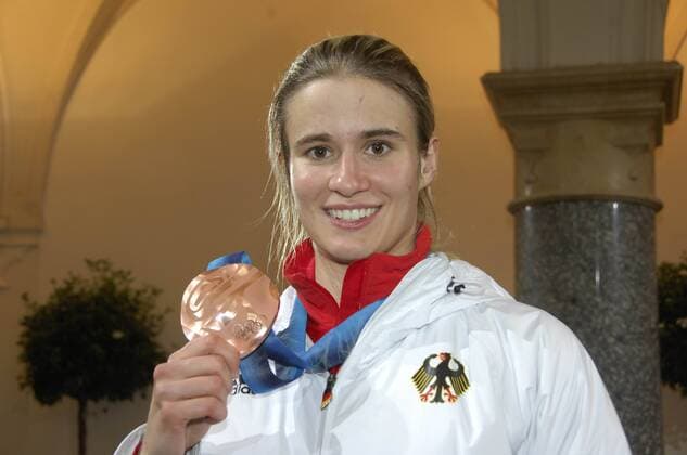 Bronzemedaillengewinnerin Natalie Geisenberger Empfang der Olympiamannschaft im Rathaus am Marienplatz Sportler Athleten München 02. März 2010 o0 Rodeln Damen Bronze Bronzemedaille Medaille Aufmacher
